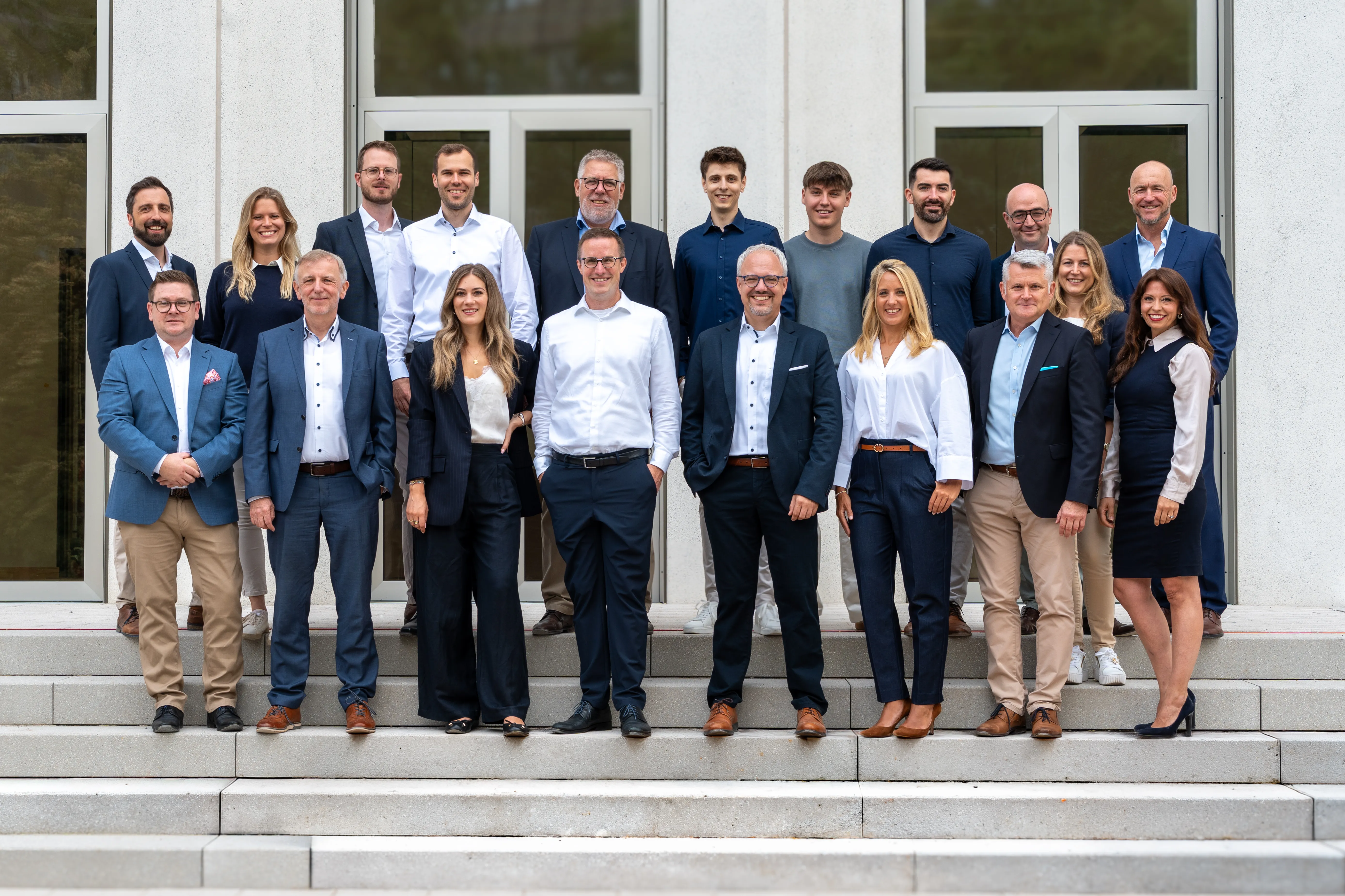 Das Team von Schwäbisch Hall Wohnen vor dem Standort in Karlsruhe